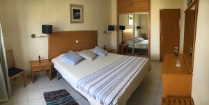 アルヴォルにあるApartamento T1 Quinta Nova - Alvorのベッドルーム(大型ベッド1台、鏡付)