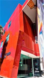 une façade rouge d'un bâtiment avec un bar-salle à manger dans l'établissement Nomads St Kilda, à Melbourne