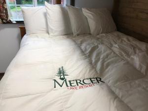 ein Bett mit einer Bettdecke und einem Baum darauf in der Unterkunft Mercer Lake Resort and Private Beach in Florence