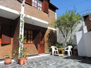 een terras met een tafel en stoelen voor een gebouw bij Inti Duplex in San Bernardo
