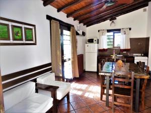 eine Küche mit einem Tisch und einem Esszimmer in der Unterkunft Cabañas Albapampa in Santa Teresita