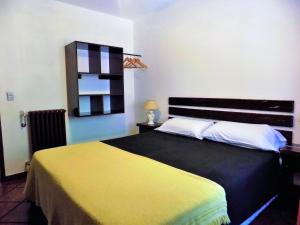 1 dormitorio con 1 cama grande con manta amarilla en Cabañas Albapampa en Santa Teresita