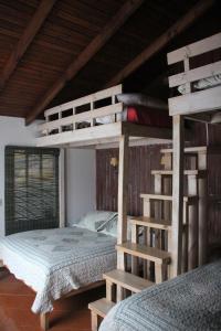 1 dormitorio con 2 literas y 1 cama en Cabañas Lomas del Lago, en Frutillar