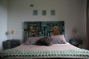 Cabañas Lomas del Lago في فروتيلار: غرفة نوم بها سرير مع مصباحين