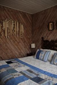 מיטה או מיטות בחדר ב-Cabañas Lomas del Lago
