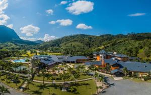 Una vista aérea de un complejo turístico con montañas al fondo. en Estância Ribeirão Grande, en Jaraguá do Sul