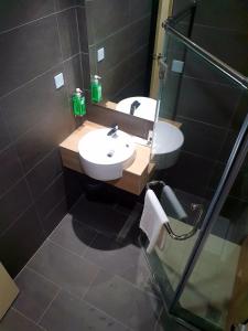 Koupelna v ubytování Qlio Hotel