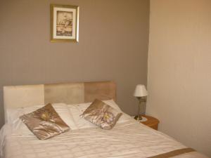 A bed or beds in a room at Kilkerran Guest House 