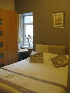 Una cama o camas en una habitación de Kilkerran Guest House