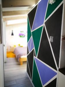 Postel nebo postele na pokoji v ubytování cres art studio kuning apartment