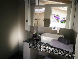 Postel nebo postele na pokoji v ubytování cres art studio kuning apartment