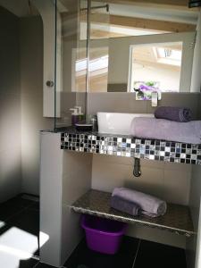 een badkamer met een wastafel en een spiegel bij cres art studio kuning apartment in Cres
