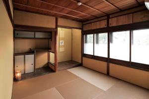 an empty room with a room with windows at Kiyomizuan 清水庵 車庫2台可 ビフォアアフターの匠 坂田基禎さん改築の京町家 in Kyoto