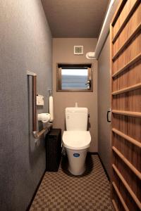 uma pequena casa de banho com um WC e uma janela em Kiyomizuan 清水庵 車庫2台可 ビフォアアフターの匠 坂田基禎さん改築の京町家 em Quioto