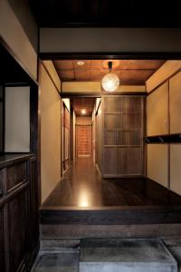 um corredor vazio de um edifício com uma porta em Kiyomizuan 清水庵 車庫2台可 ビフォアアフターの匠 坂田基禎さん改築の京町家 em Quioto