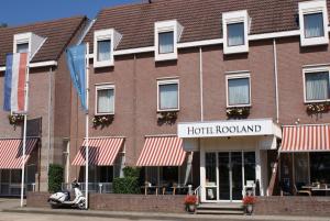 een hotel voor een bakstenen gebouw bij Fletcher Hotel Restaurant Rooland in Arcen