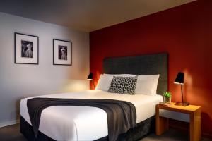 Katil atau katil-katil dalam bilik di Punthill Apartment Hotel - Little Bourke