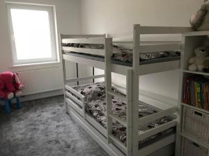 sypialnia z dwoma łóżkami piętrowymi i oknem w obiekcie Amelia w mieście Schodnia Stara