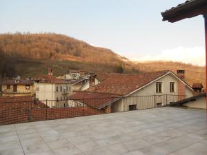 - une vue sur une ville depuis le toit d'une maison dans l'établissement B&B La Ceramica Moline, à Vicoforte