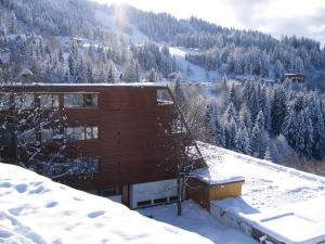 una cabina nella neve con vista su una montagna di Hôtel Arcadien ad Arc 1600