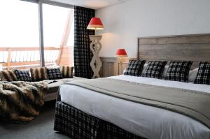 Voodi või voodid majutusasutuse Hôtel Arcadien toas