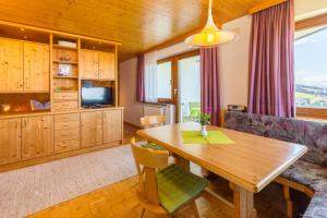 A kitchen or kitchenette at Haus Margit