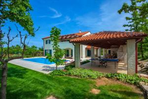 MarčanaにあるVilla Almaの裏庭(プール、パーゴラ付)