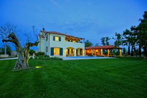 MarčanaにあるVilla Almaの大白家庭