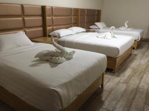 Pokój z 3 łóżkami z łabędzami w obiekcie Meaco Hotel - Solano w mieście Solano