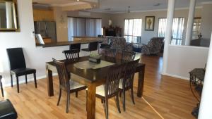 comedor y sala de estar con mesa y sillas en Mountain Park Retreat, en Perth