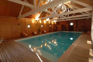 Swimming pool sa o malapit sa Guesthouse Domaine du Chalet