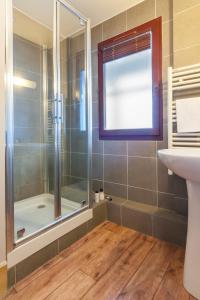 a bathroom with a shower and a sink at Résidence Pierre & Vacances Les Balcons De Bellevarde in Val dʼIsère