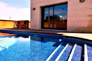 サン・ペレ・ペシュカドールにあるBR1 casa con piscina a 800m de la playaの家の前のスイミングプール