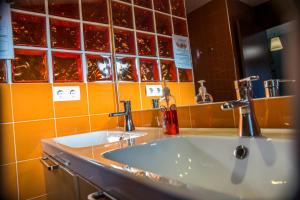 a bathroom with a sink and a mirror at Alojamientos Sueños de Ronda in Ronda
