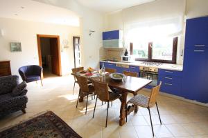 Una cocina y un comedor con mesa y sillas. en Casa Donati, en Toscolano Maderno 15 fotos más