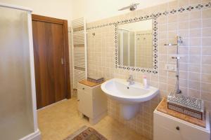 un baño con lavabo y espejo en Casa Donati, en Toscolano Maderno