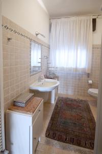 Un baño blanco con lavabo e inodoro. en Casa Donati, en Toscolano Maderno