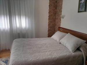 Łóżko lub łóżka w pokoju w obiekcie Arume