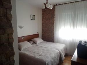 Łóżko lub łóżka w pokoju w obiekcie Arume
