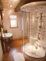 ein Bad mit einer Dusche und einem Waschbecken in der Unterkunft Pension Picco-Bello in Clausthal-Zellerfeld