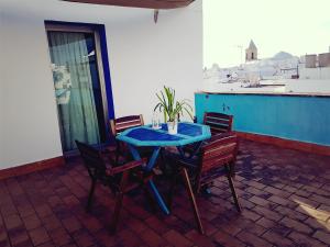 コニル・デ・ラ・フロンテーラにあるApt. Alegriaの青いテーブルと椅子が備わるパティオ