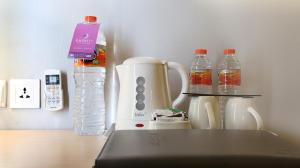 Tetera y cafetera en Shakti Hotel Bandung