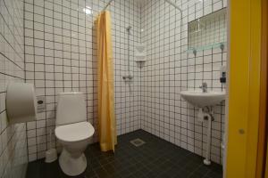 un bagno con un water e un lavandino di Saare Automatic Hostel a Pärnu Altre 18 foto