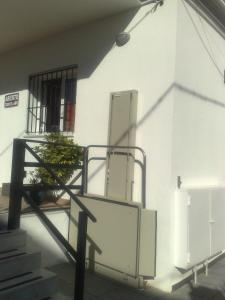 uma escada com uma porta do lado de um edifício em Hostal Victoria Mar em Chipiona
