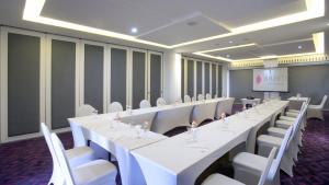 El área de trabajo o centro de convenciones de Shakti Hotel Bandung