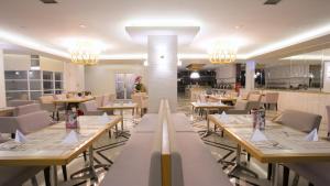 Un restaurante u otro lugar para comer en Shakti Hotel Bandung