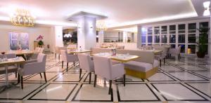 Un restaurante u otro lugar para comer en Shakti Hotel Bandung