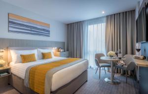 Tempat tidur dalam kamar di Maldron Hotel Belfast City