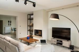 Televízia a/alebo spoločenská miestnosť v ubytovaní Evangelie Luxury Residence