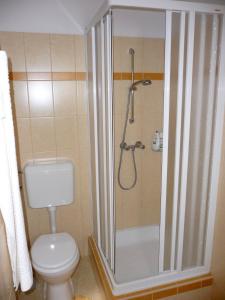Kúpeľňa v ubytovaní BALATON ART Apartman + 27 fotografií